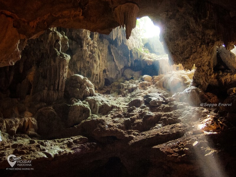 Top 5 hang động đẹp mê ly tại vịnh Hạ Long