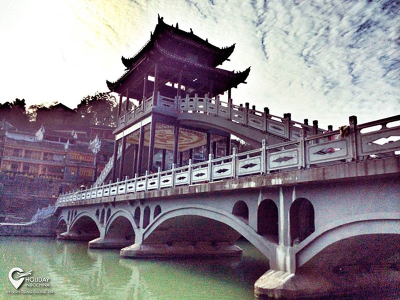 Top 9 cây cầu nổi tiếng nhất Phượng Hoàng cổ trấn