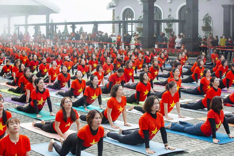 Du lịch Sapa xem Yoga Chào mặt trời tại Fansipan 2023