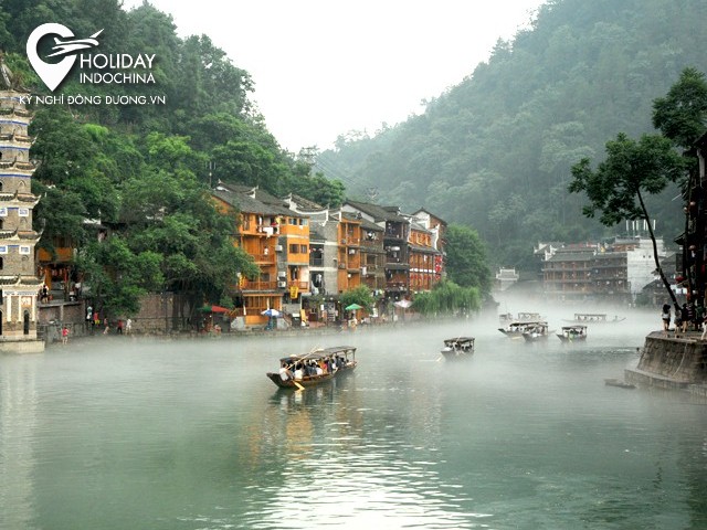 Phượng Hoàng sương khói…mơ hồ… ẩn hiện trong mắt du khách Việt
