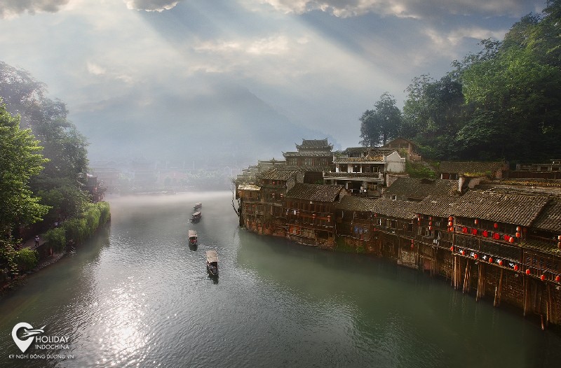Phượng Hoàng cổ trấn – sương mù mờ ảo dòng Đà Giang