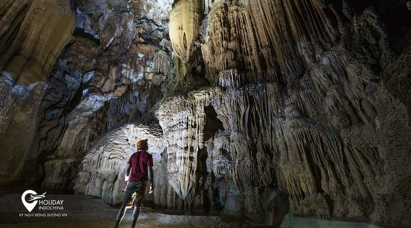 Thám hiểm hang động tại Cát Bà cùng gia đình nhỏ