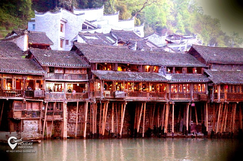 Điếu Cước Lâu - Điểm đặc trưng của Phượng Hoàng cổ trấn