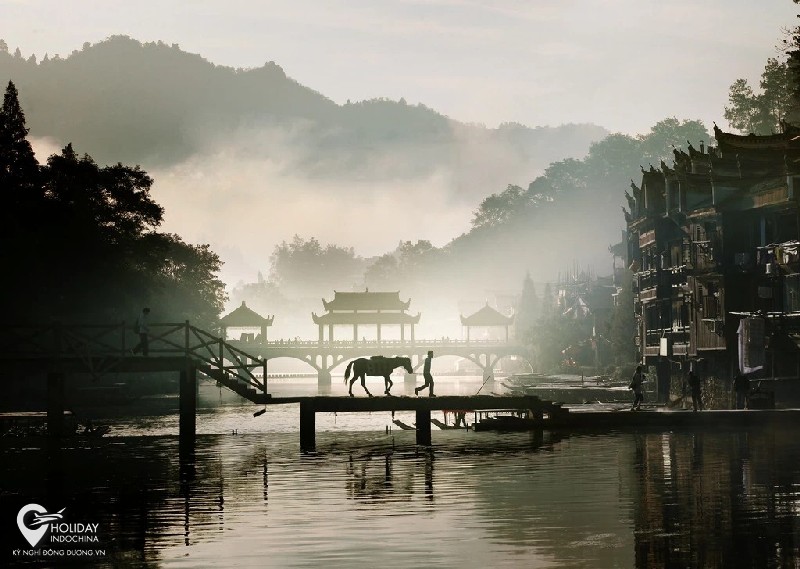 Một ngày lạc vào sương khói tại Phượng Hoàng Cổ Trấn