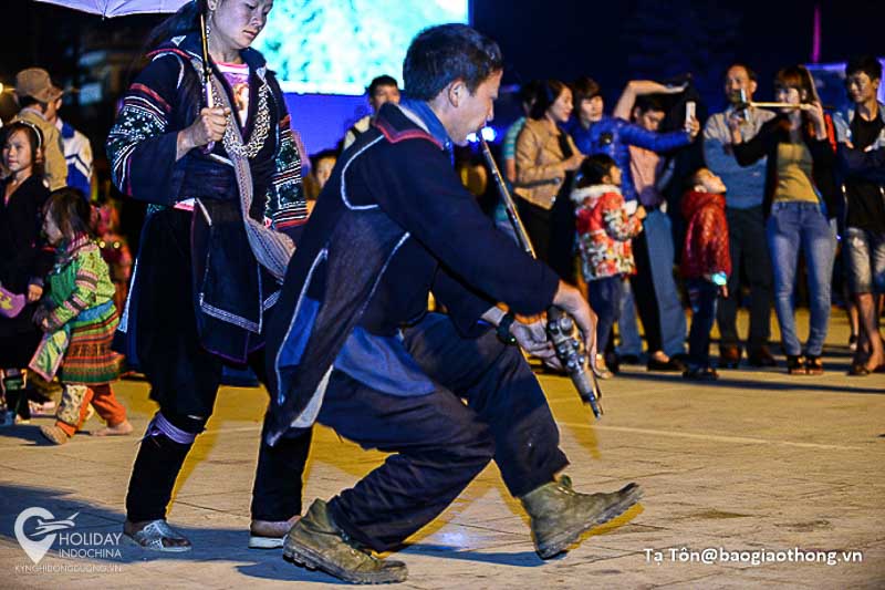 Dắt nhau khám phá Tây Bắc ở chợ tình Sapa