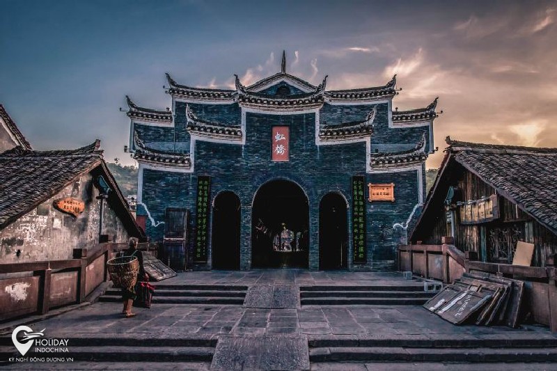 Cầu Hồng Kiều lặng lẽ trăm năm tại Phượng Hoàng cổ trấn