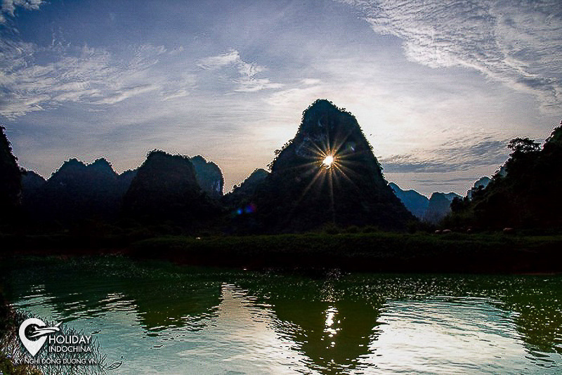 Rủ nhau du lịch Cao Bằng ngắm núi Mắt Thần hùng vĩ