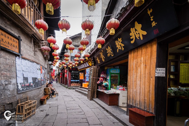 Khám phá từng con ngõ nhỏ tại Phượng Hoàng Cổ Trấn