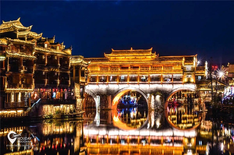 'Quẩy' tung Phượng Hoàng cổ trấn về đêm