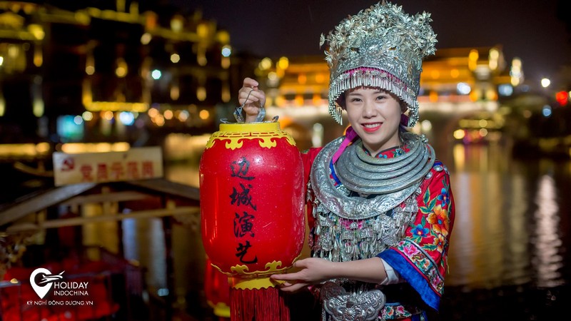 tour phượng ho&agrave;ng cổ trấn m&aacute;y bay