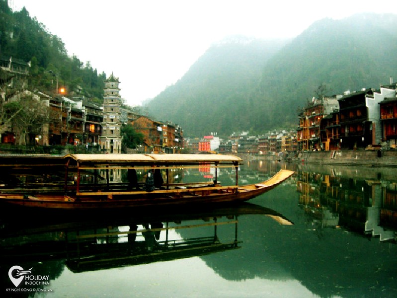 tour Phượng Ho&agrave;ng cổ trấn