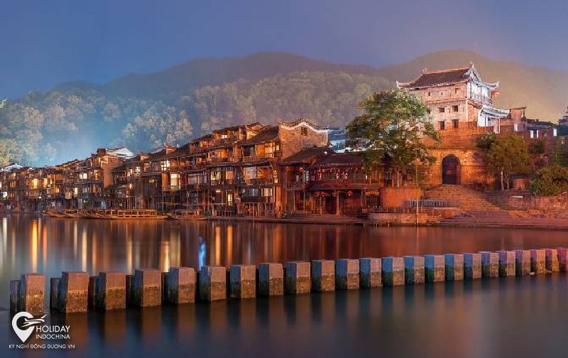 du lịch phượng ho&agrave;ng cổ trấn