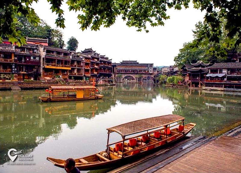 tour phượng ho&agrave;ng cổ trấn đường bộ