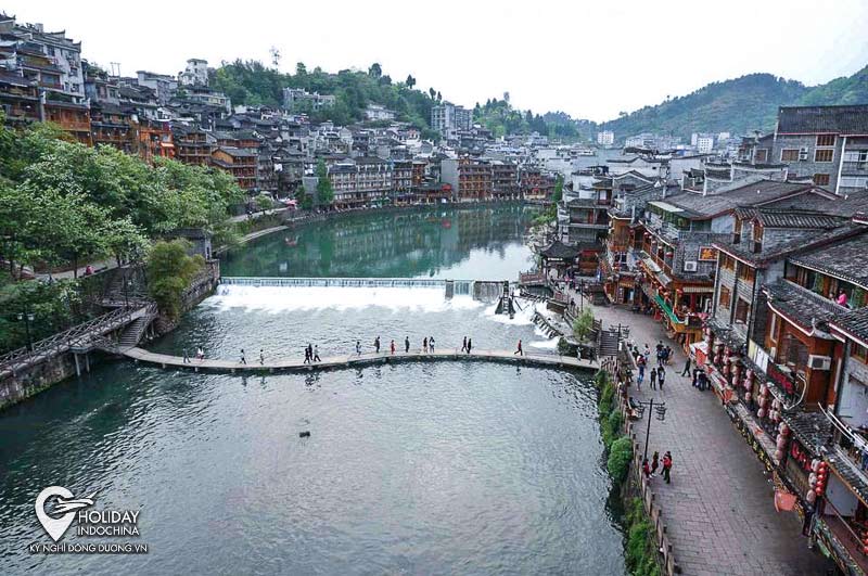 tour phượng ho&agrave;ng cổ trấn m&aacute;y bay